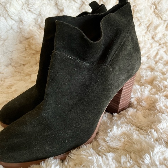 Crown vintage dark green suede heeled ankle bootie - Picture 2 of 4